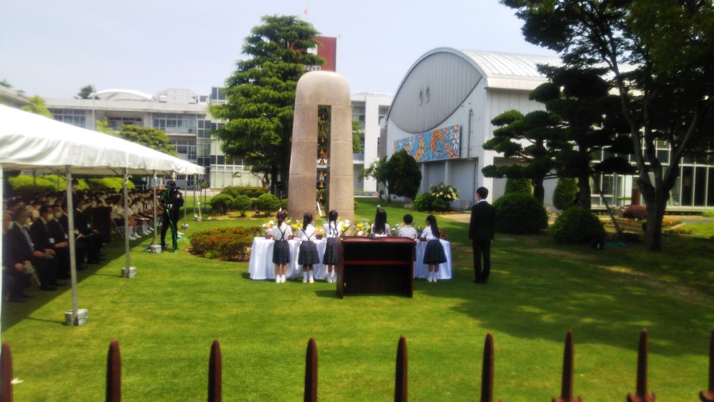 献花する児童ら＜2021年6月8日＞